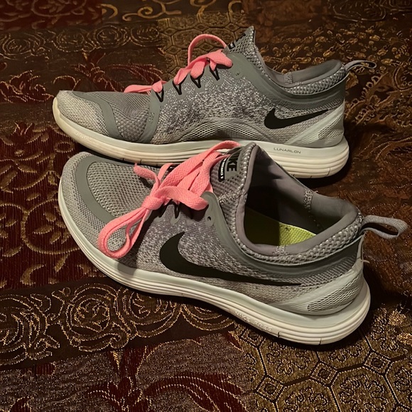 Nike Shoes - Nike Free Distance